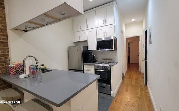 4th image of 7 Saint Marks Pl APT 2