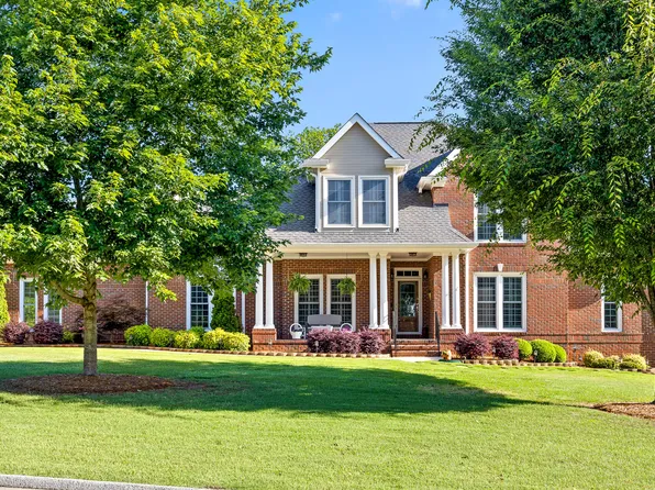 1903 Oak Cove Dr, Soddy Daisy, TN 37379