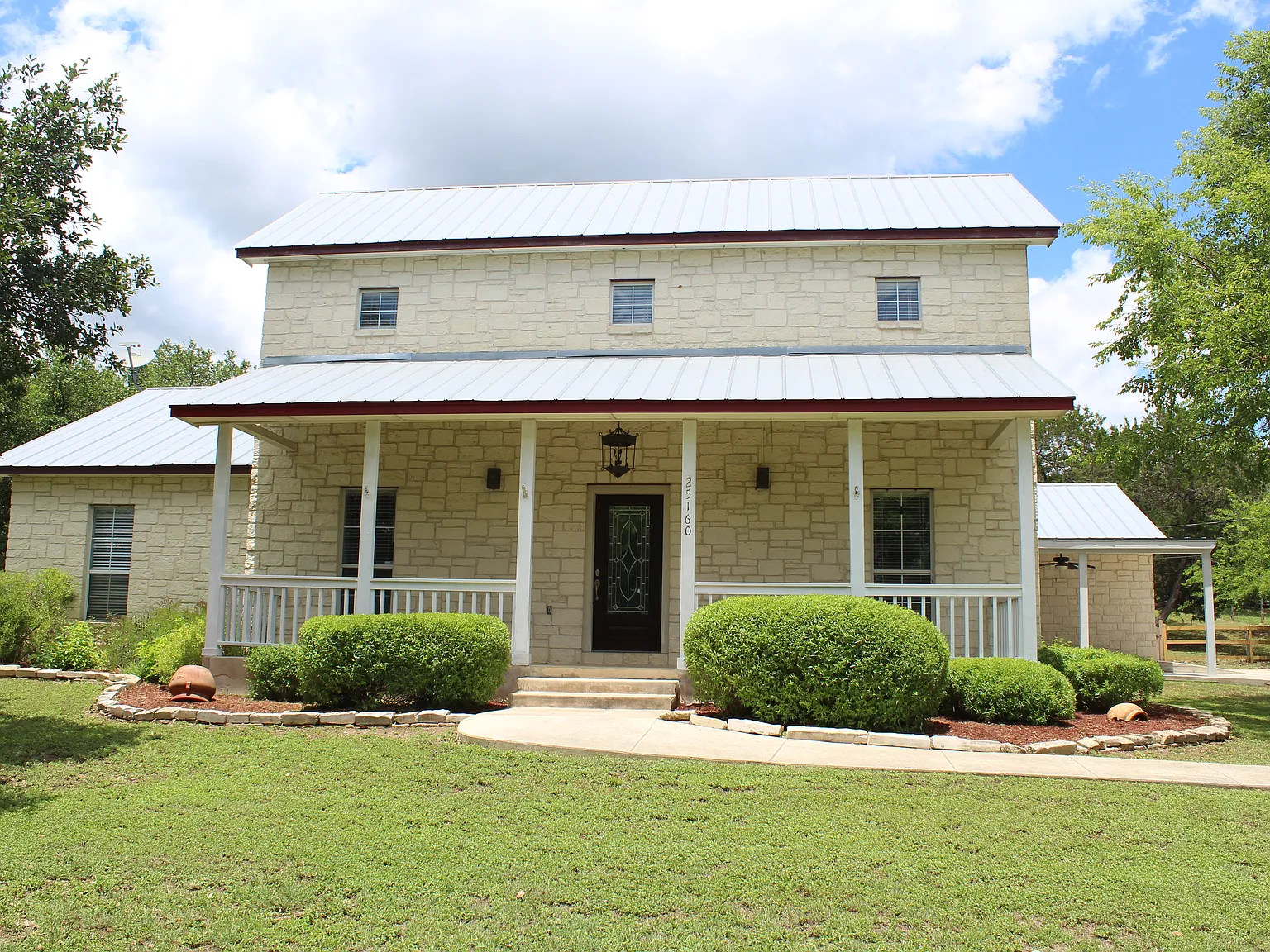 4 bed, 2.5 bath, 2366 sqft, $2,650 — Photo 2