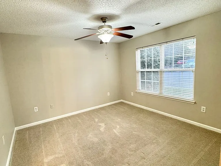 Lakeview Apartments — Photo 4