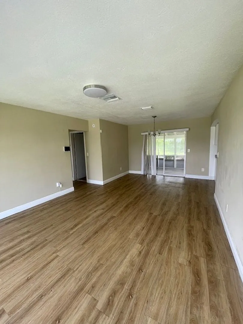 1st Month Free Rent 2 Bed 1 Bath Home | Pet Friendly | Washer Dryer Hook Ups | Section 8 Welcome — Photo 3