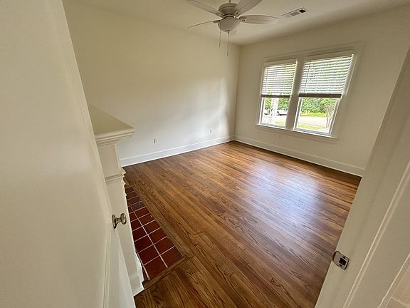 5th image of 900 Pinehurst Pl