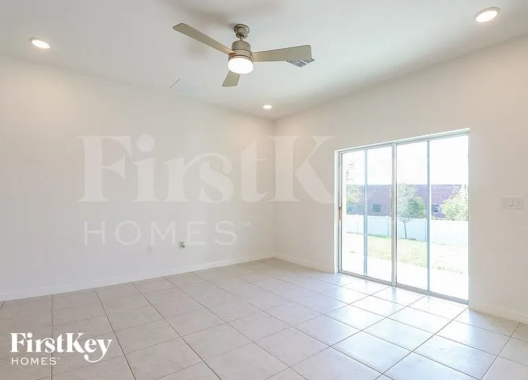 332 Corbel Ln — Photo 3