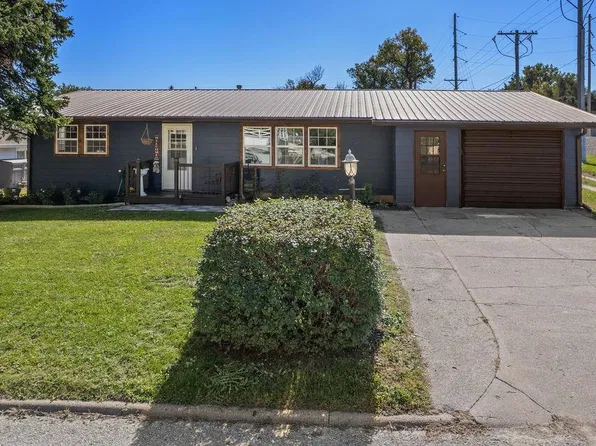 313 E Laura St, Howells, NE 68641