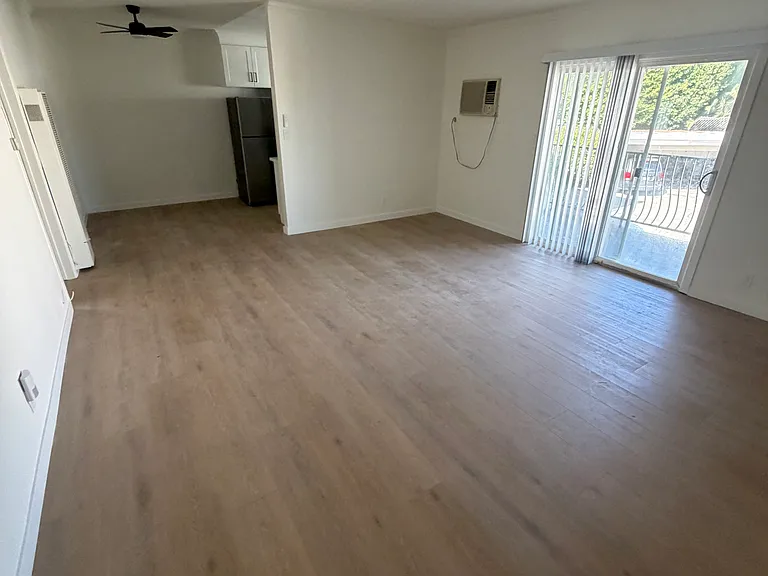 2733 Montrose Ave #7 — Photo 3