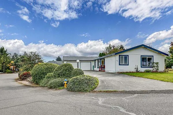 2194 Victoria Ave — Photo 1