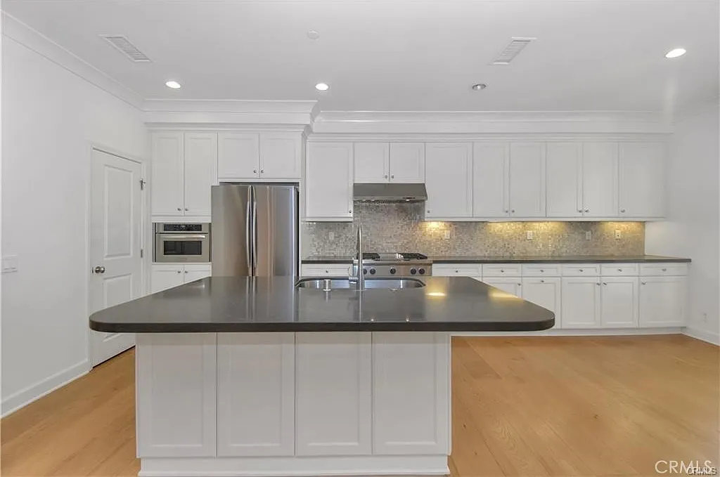 4 bed, 2241 sqft, $6,500 — Photo 4