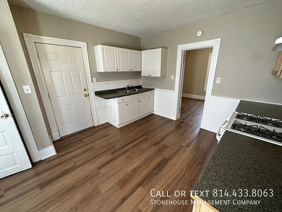 Clean 2 bedroom upper available! — Photo 2