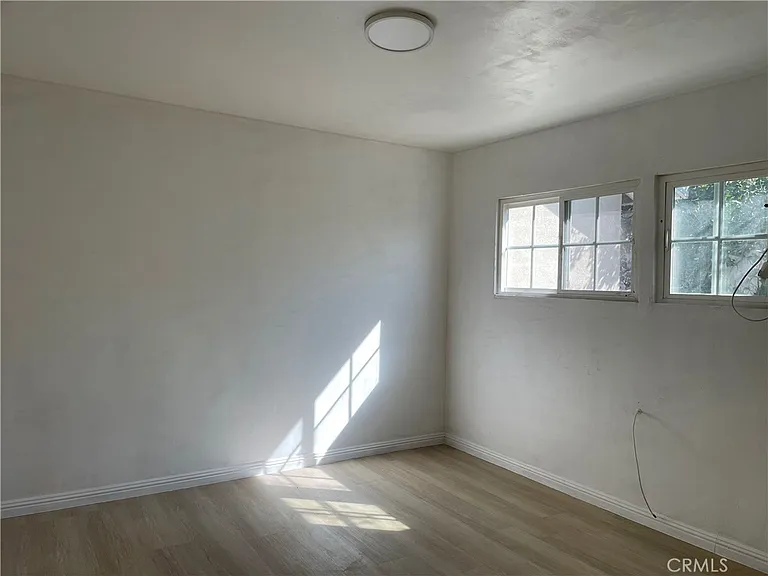 10406 Densmore Ave — Photo 12