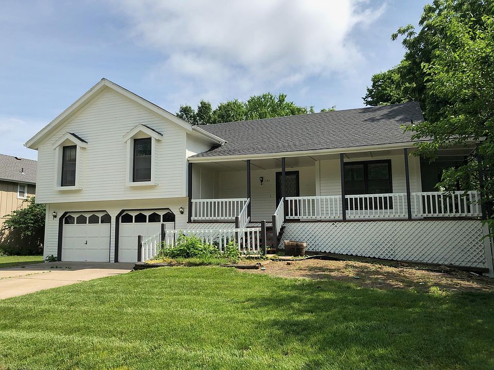 1st image of 705 SE Vista Dr