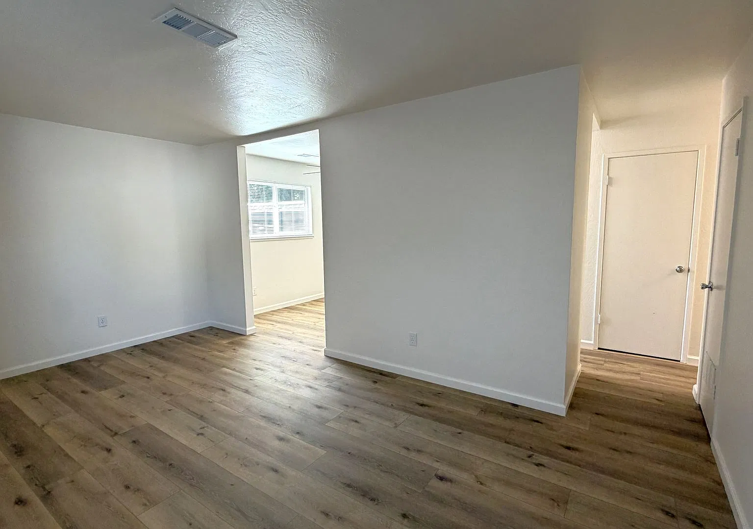 Pittsburg Beautiful fully updated unit, 2 bedroom, 1 bath, luxury vinyl flooring, quartz counters... — Photo 3