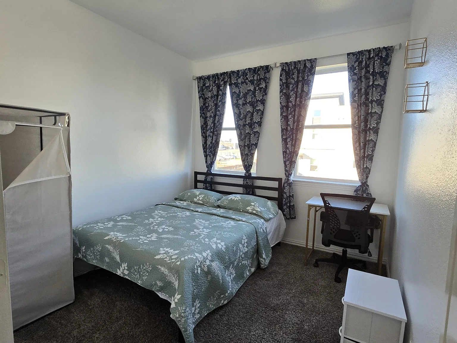 4 bed, 3.0 bath, 1950 sqft, $1,139 — Photo 2