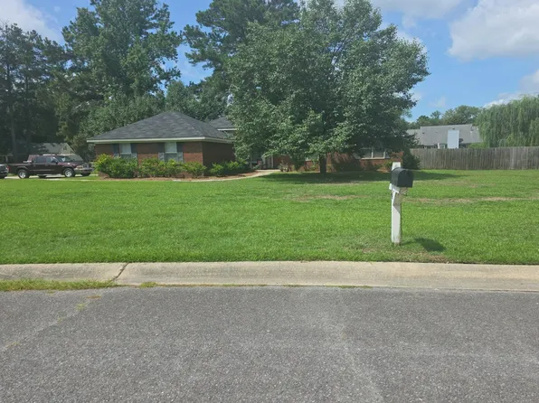 114 S Oak Rd, Richmond Hill, GA 31324