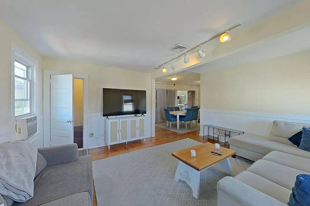 3 bed, 1.5 bath, 1200 sqft, $3,300 — Photo 2