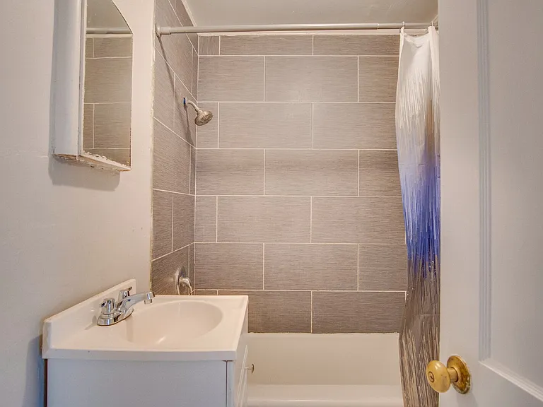 1016 W Maxwell St — Photo 11