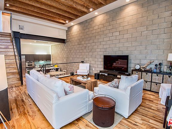 3rd image of 631 N Larchmont Blvd APT 4