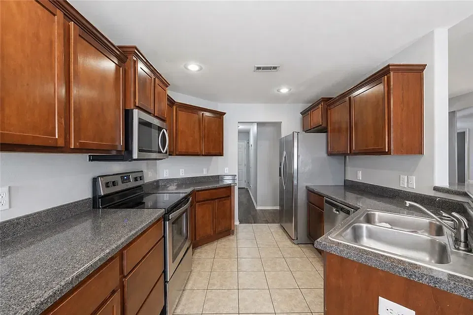 3 bed, 1800 sqft, $1,650 — Photo 4