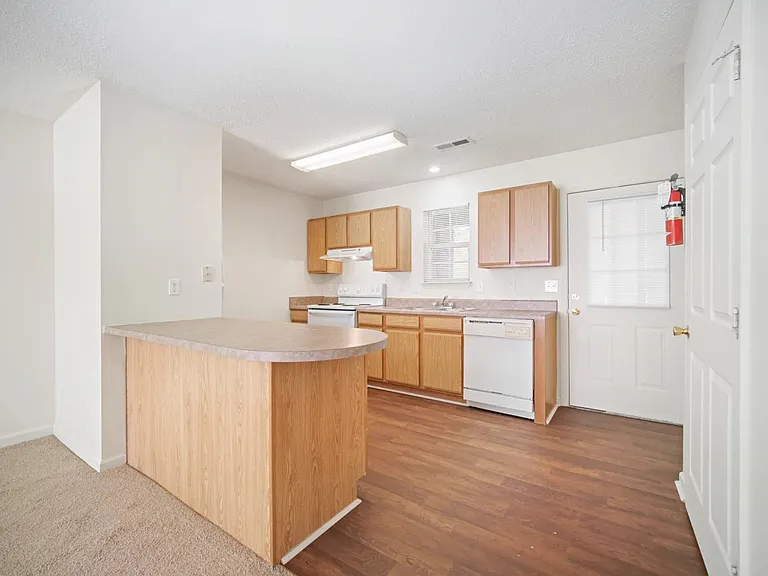 Amesbury Apartments — Photo 29