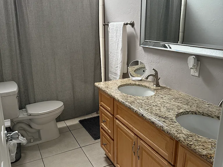 1135 E 8th St #1 — Photo 14