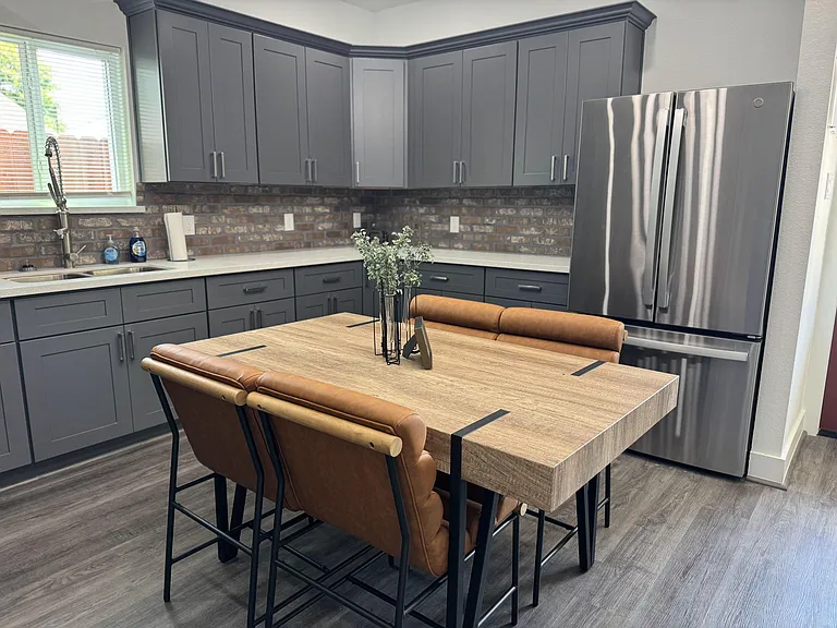 Kitchen & Dining