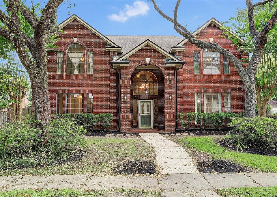 BEAUTIFUL HOME IN SOUGHT AFTER TAYLORCREST - A WONDERFUL LOCATION THAT ALLOWS YOU TO WALK TO BOTH ED WHITE ELEMENTARY SCHOOL AND THE LAKEFRONT PARK.