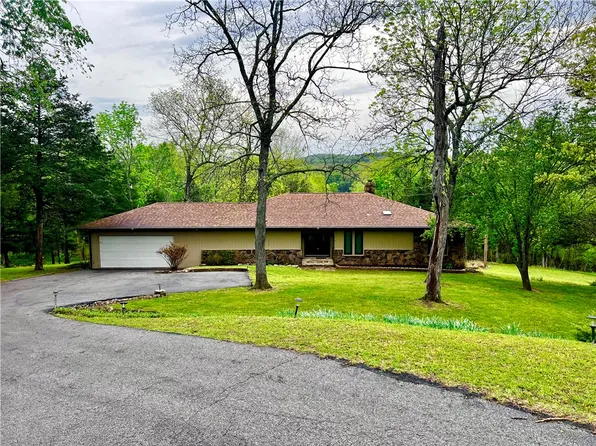 27 Horseshoe Dr, Holiday Island, AR 72631