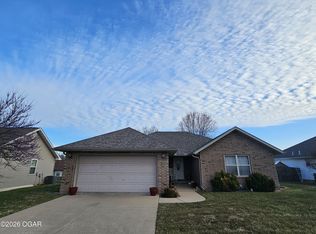 206 Prairie Ln, Monett, MO 65708