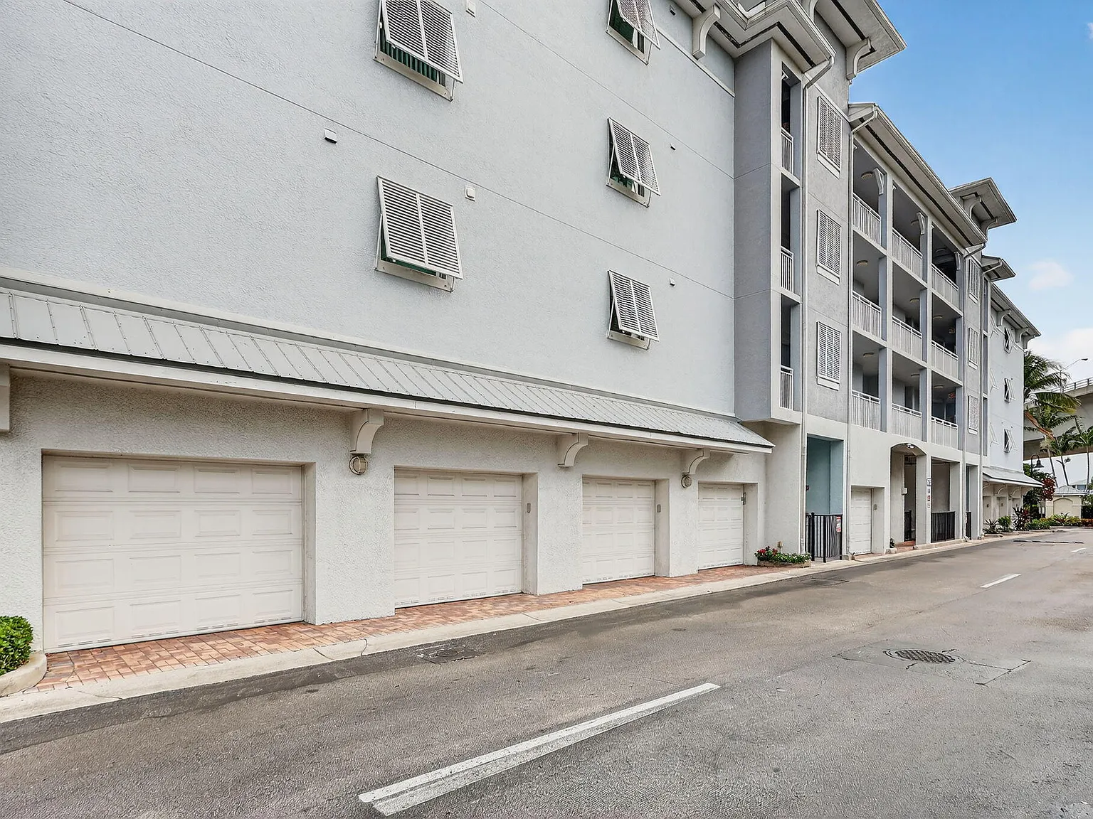 2 bed, 2.0 bath, 1125 sqft, $7,000 — Photo 2