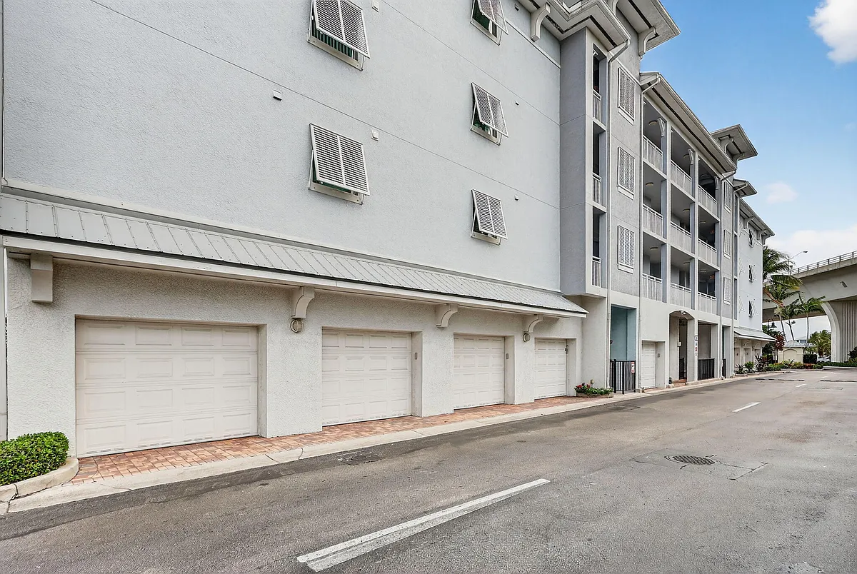 Building Photo - 675 NW Flagler Ave #202