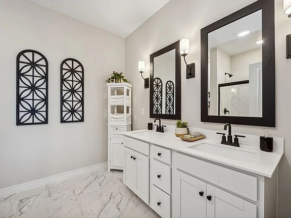 Primary bath with dual sinks and freestanding vanity
