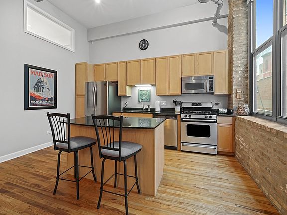 3rd image of 824 W Superior St Unit 412
