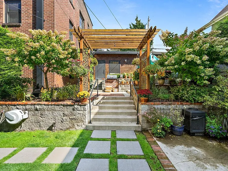 E Highland Dr — Photo 8