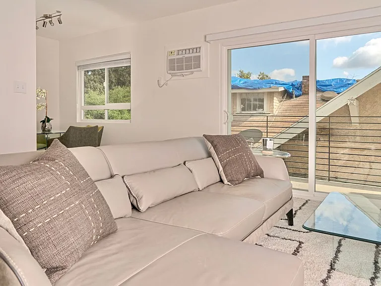 570 N Los Robles Ave — Photo 63