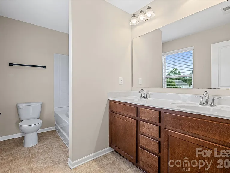 6056 Shamrock Green Dr — Photo 14