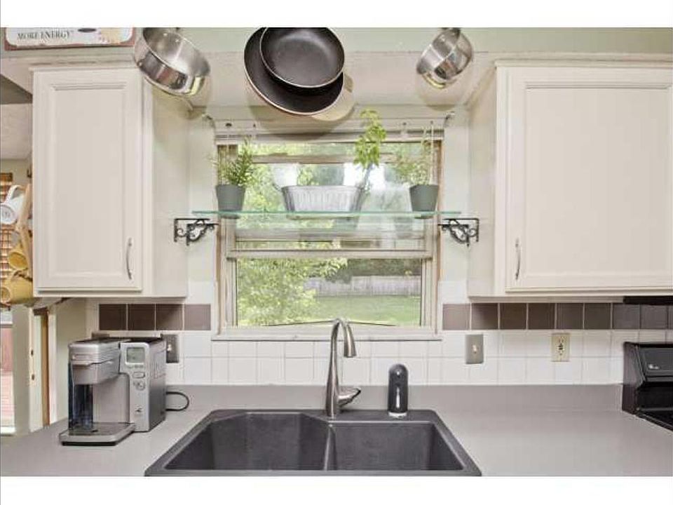 2nd image of 211 Bendelow Ct