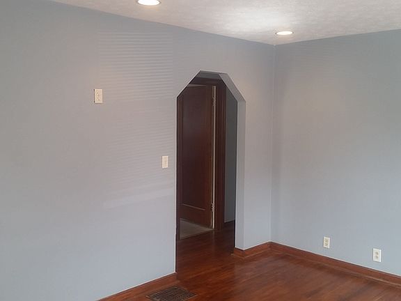 3rd image of 36 N Riverview Dr