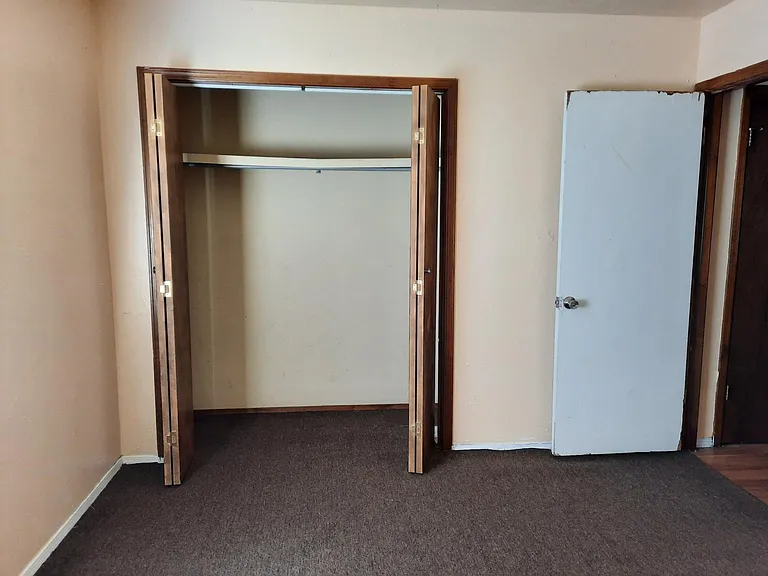 812 E Walnut St — Photo 16