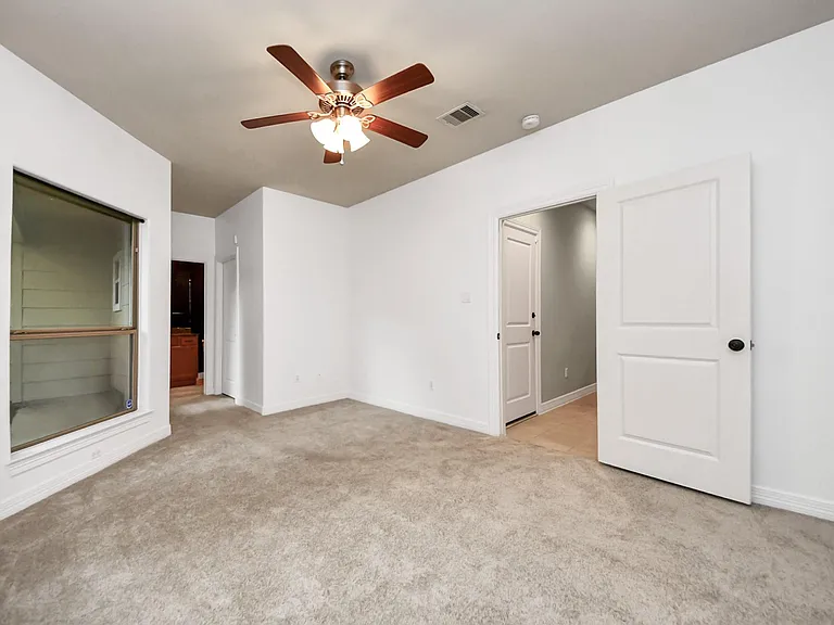 3813 Centerplaza Dr — Photo 5