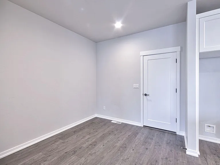 5443 SE Logan Ln — Photo 1