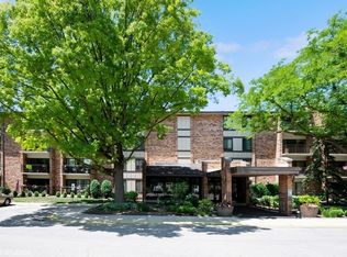 301 Lake Hinsdale Dr APT 208, Willowbrook, IL 60527