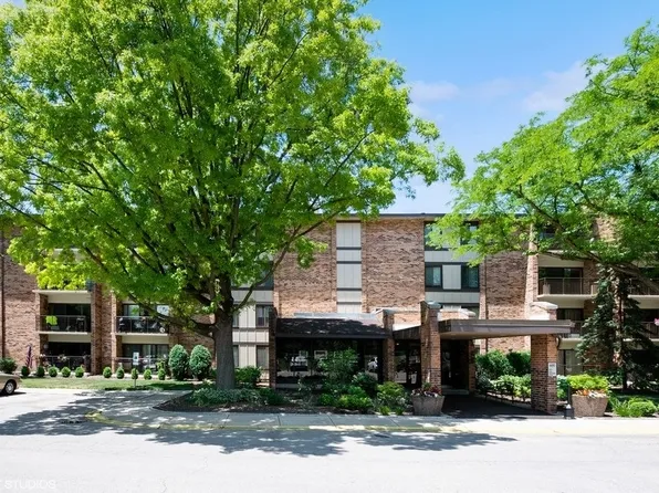 301 Lake Hinsdale Dr APT 208, Willowbrook, IL 60527