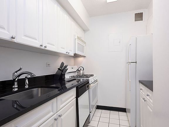 4th image of 230 W 55th St APT 27C