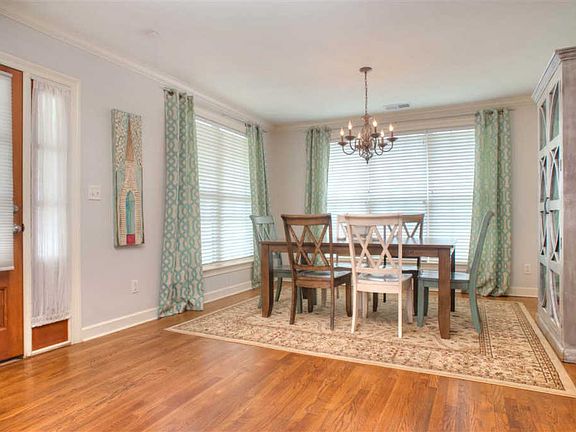 3rd image of 3843 Montclair Dr