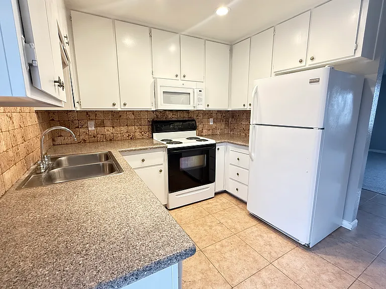 5030 Walnut Ave #6 — Photo 1