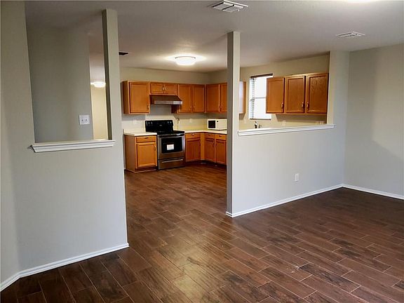 4th image of 16709 Woodside Dr