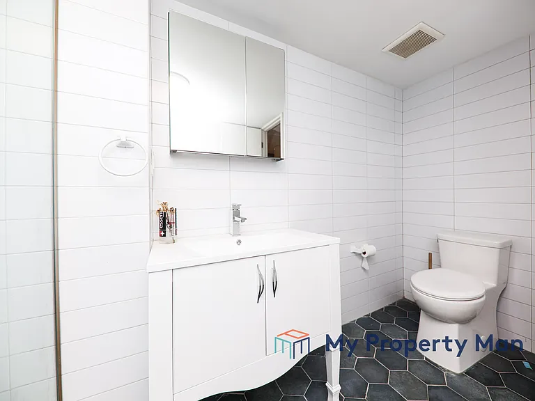 1092 Madison St #1 — Photo 9