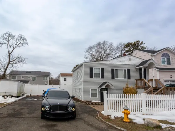 14 Walnut Street, Wyandanch, NY 11798