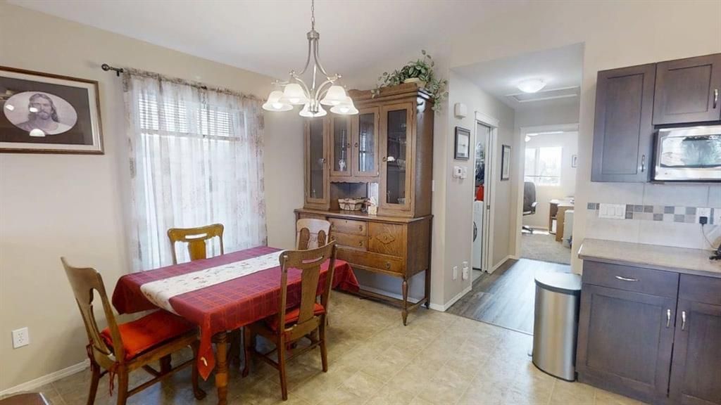 766 S Mount Sundance Ln W, Lethbridge, AB - More