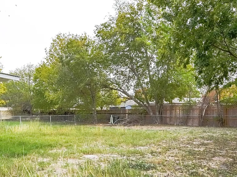 209 Royal Dr — Photo 13