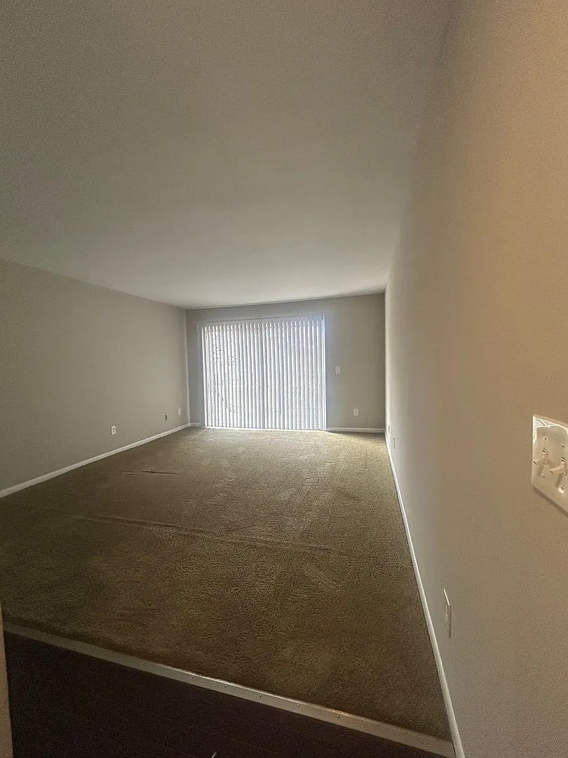 Affordable 1Bedroom Condominium Great move in Special — Photo 4